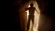Ein Mann betritt eine Höhle