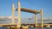 In Bordeaux ist die höchste Hubbrücke Europas, die Pont Jacques Chaban-Delmas, zu finden. Sie besteht aus mehr Stahl als der Eifelturm: insgesamt 7.000 Tonnen.