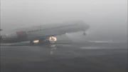 Der Vorderreifen von SAS-Flug 686 hebt beim Abheben des Flugzeugs vom Boden ab.