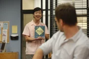 Das seltsame Verhalten von Chang (Ken Jeong, l.) scheint kein Ende zu nehmen. Jeff (Joel McHale, r.) vertraut dem angeblich Amnesie-Kranken immer noch nicht ganz ...