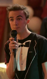 Malcolm (Frankie Muniz) protestiert mit den unbeliebten Schülern gegen den Abschlussball und rufen schließlich einen eigenen Abschlussball ins Leben, den sie "Morp" nennen ...