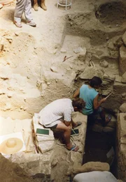 1991/1992 legen Arch‰ologen auf Kefalonia ein mykenisches Herrschergrab frei. Zun‰chst hieﬂ es, das Grab des Odysseus sei entdeckt worden. Wissenschaftler zweifeln, dass der Held der Odyssee eine historische Figur ist. in Verbindung mit der Sendung bei Nennung ZDF/Makis Metaxas1991/1992 legen Arch?ologen auf Kefalonia ein mykenisches Herrschergrab frei. Zun?chst hiefl es, das Grab des Odysseus sei entdeckt worden. Wissenschaftler zweifeln, dass der Held der Odyssee eine historische Figur ist. in Verbindung mit der Sendung bei Nennung ZDF/Makis Metaxas