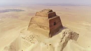 Die Meidum-Pyramide ähnelt eher einem Wachturm als einer Pyramide. Daher nennen die Ägypter sie auch 'falsche Pyramide'.