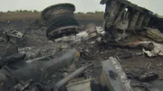 Kurz nach MH370 verliert Malaysia Airlines ein zweites Flugzeug. MH17 wird mutmaßlich von einer russischen Rakete getroffen und stürzt in der Ukraine ab.