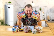 Schoko-Vanille-Puddings für Kinder gibt es von vielen Herstellern. Doch woraus bestehen die gelben und braunen Pudding-Flecken wirklich? Sebastian Lege lüftet das Puddinggeheimnis.