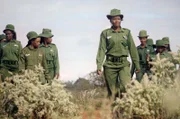 An der kenianischen Grenze zu Tansania, am Rand des Amboseli-Nationalparks, schützen seit 2019 die jungen Massai-Frauen des „Team Lioness“ ihre Heimaterde vor illegaler Wilderei.