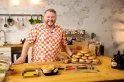 Große Burger über offener Flamme gegrillt, das ist das zentrale Versprechen von Burger King. Produktentwickler Sebastian Lege sieht sich die berühmte Grillmaschine von Burger King mal genauer an.