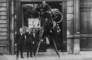 Fotografie der Gruppe der Surrealisten bei der Eröffnung der Ausstellung „Dada Max Ernst“ am 2. Mai 1921