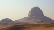 Zwei Pyramiden in einer: Von der äußeren glatten Verkleidung ist kaum etwas übrig. Dennoch gilt Meidum als echte Pyramide.