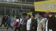 Pure Verzweiflung: In Peking gehen Angehörige der vermissten Passagiere auf die Straße. Sie vermuten, dass die Behörden ihnen die Wahrheit verschweigen.