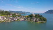 Traunkirchen am Traunsee mit Traunstein im Hintergrund