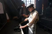 Spielszene: Gustav Weißkopf (Darsteller unbekannt) während seiner Ausbildung als Schlosser.