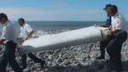 Eine erste Spur: Im Juli wird auf La Réunion eine Flügelklappe gefunden. Wie sich später herausstellt, stammt sie von MH370.