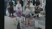 Die Aufnahmen vom Flughafen sind das letzte Lebenszeichen der Passagiere. Ihre schockierten Angehörigen hoffen, dass sie noch leben und vielleicht irgendwo notlanden mussten.
