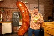Wie gut sind vegane Bratwürste und können sie mit ihren fleischigen Originalen mithalten? Produktentwickler Sebastian Lege baut die Veggie-Wurst nach.