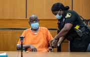 Phillip Lee Wilson (l.)