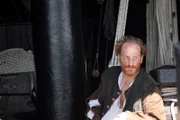 Sebastian Elkano (Martin Rother) führt das letzte verbleibende Schiff, die Nao Victoria, mit letzter Kraft zurück in den Heimathafen. Er ist der erste Kapitän, dem die Weltumsegelung geglückt ist.