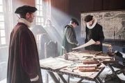 Ferdinand Magellan (Markus Klauk) studiert die Karten und Globen mit denen er den spanischen König überzeugen will. Es gibt eine Route durch spanische Hoheitsgewässer zu den lukrativen Gewürzinseln und er wird sie finden.