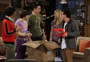 Penny (Kaley Cuoco, 2.v.r.) kann nicht glauben, dass Leonard (Johnny Galecki, r.), Sheldon (Jim Parsons, M.), Raj (Kunal Nayyar, 2.v.l.) und Howard (Simon Helberg, l.) sich wegen Gollums Ring in die Haare bekommen ...
