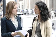 Gerade als Brennan (Emily Deschanel, l.) und Booth aus England abreisen wollen, ereilt sie ein Anruf von Inspector Pritchard (Indira Varma). Offensichtlich wurde Dr. Ian Wexler ermordet und Brennan soll die Identifizierung der Leiche vornehmen.