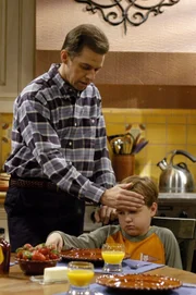Alan (Jon Cryer, l.) organisiert für seinen Sohn Jake (Angust T. Jones, r.) einen Tag in Disneyland, um ihm die Trennung von seiner Mutter schmackhaft zu machen, doch dann kommt alles ganz anders ...