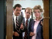 Jessica (Angela Lansbury) untersucht mit Captain Davis (John Schuck, li.) und ihrem Neffen Bert (James Stephens) den Tatort.