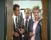 Jessica Fletcher (Angela Lansbury) begibt sich gemeinsam mit ihrem Neffen Bert Donovan (James Stevens) und seinem Polizeichef (John Schuck) auf die Suche nach dem Mörder des Horrorparkbesitzer Horatio Baldwin.