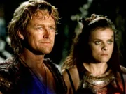Iolaus (Michael Hurst li.) und Arciana (Katie Wolfe) verfolgen gespannt den Kampf zwischen Hercules und dem aus der Unterwelt entflohenen Xerxos. Sie hoffen, dass der Göttersohn den Bösewicht besiegen kann.  +++