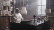 Der Papst sitzt in seinem Büro
