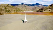 Kirchturmspitze in einem versunkenen römischen Dorf