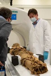 Prof. Frank Rühli hat schon hunderte Mumien untersucht: Schon im Alten Ägypten waren degenerative Erkrankungen der Gelenke und Gefäße typische Alterserscheinungen.