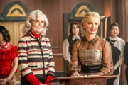 Mrs. Lacy (Mary Beth Peil, l.); Gloria Grandbilt (Katherine LaNasa, r.)