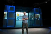 Wohlstand ist auch eine Frage der Hautfarbe, erklärt Dirk Steffens vor einer digitalen Leinwand.