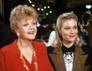 Jessica (Angela Lansbury, l.) und Alice (Daphne Ashbrook) sehen sich gemeinsam eine Show der Sängerin Patti Sue Diamond an.