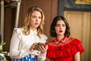 Amanda (Heléne Yorke, l.); Katy Keene (Lucy Hale, r.)