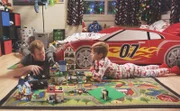 Es ist Heiligabend und Danny (Scott Caan, l.) möchte Charlie (Zach Sulzbach, r.) eine besondere Gute-Nacht-Geschichte erzählen ...