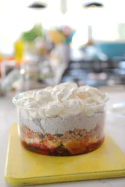 Müsli-Trifle mit Chia-Joghurt.