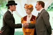 Detective William Murdoch ( Yannick Bisson, l ), Dr. Julia Ogden ( Helene Joy, m ), H.G. Wells (  Peter Mikhail, r )