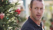 Verkleidet als Weihnachtsmänner rauben Kriminelle einen Geldtransporter mitten in einer Einkaufsstraße aus - doch McGarrett (Alex O'Loughlin) ist vor Ort ...