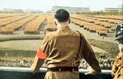 Der deutsche Führer und Naziführer Adolf Hitler (1889 - 1945) spricht mit dem Rücken zur Kamera bei einer Nazikundgebung in Dortmund, Deutschland, um 1933.