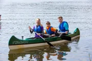 Vlnr: Ruth, Henry und Lukas paddeln auf der Talsperre.