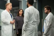 Grey's Anatomy Staffel 20 Folge 1 Unterredung zu viert: Kevin McKidd als Dr. Owen Hunt, Caterina Scorsone als Dr. Amelia Shepherd, Anthony Hill als Dr. Winston Ndugu, Jake Borelli als Dr. Levi Schmitt  Copyright: SRF/ABC Studios