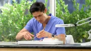 Grey's Anatomy Staffel 20 Folge 1 Konzentriert bei der Arbeit: Harry Shum als Dr. Benson Kwan  Copyright: SRF/ABC Studios