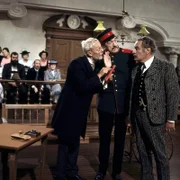 Nur mit Muehe kann der Wachtmeister den Schmied Thomas Huber davon abhalten, auf den Irren-Professor Radlinger loszugehen. Denn fuer den Professor ist der Schmied ein Irrer, der in seine Behandlung gehoert. (v.l.n.r.: Georg Lehn, Georg Blaedel, Sepp Rist). : Honorarfrei lediglich fuer Ankuendigungen und Veroeffentlichungen im Zusammenhang mit obiger BR-Sendung bei Nennung: Bild: BR . Andere Verwendungen nur nach entsprechender vorheriger schriftlicher Vereinbarung mit dem BR-Bildarchiv, Tel. 089 / 5900 3040, Fax 089 / 5900 3284.