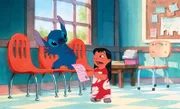 ORF-Premiere: "Lilo & Stitch". Das Waisenmädchen Lilo, das Elvis-Lieder über alles liebt, lebt mit ihrer Schwester Nani allein im elterlichen Haus auf Hawaii. Als der Außerirdische Stitch nach einer Odyssee durchs Weltall auf der Trauminsel landet, geht alles drunter und drüber.