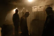 Kriminelle im Inneren eines Banksafes.