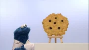 Krümel entdeckt, dass ein kleiner Keks ganz groß erscheinen kann. Lecker!