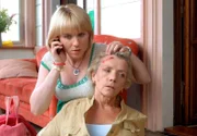 MDR Fernsehen FAMILIE DR. KLEIST III. STAFFEL FOLGE 39, "Zerreißprobe", am Sonntag (15.05.11) um 15:10 Uhr. Nora Mann (Winni Böwe, l.) hilft ihrer Mutter Sabine Mann (Angelika Thomas, r.), die nach einem Schwindelanfall gestürzt ist.