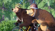 Der Bär und sein Rivale fahren Rad.
