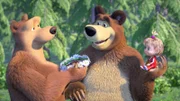 Der Bär, Mascha und die Bärin freuen sich über den Sieg.